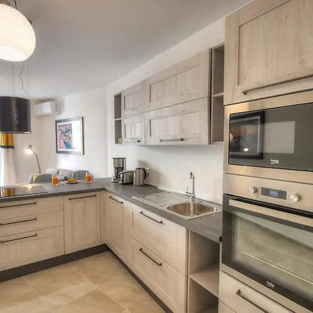 Bright And Beautifully Furnished Close To Seafront Bfra1-2