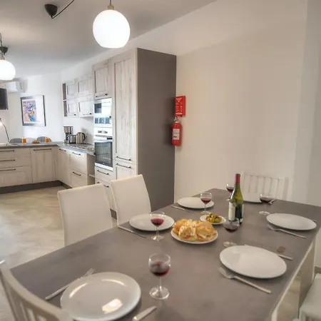 Bright And Beautifully Furnished Close To Seafront Bfra1-2