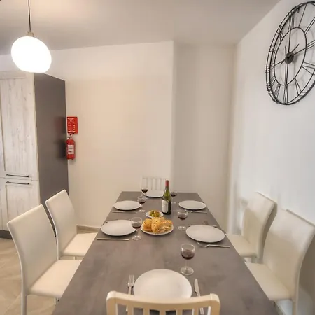 Apartment Bright And Beautifully Furnished Close To Seafront Bfra1-2