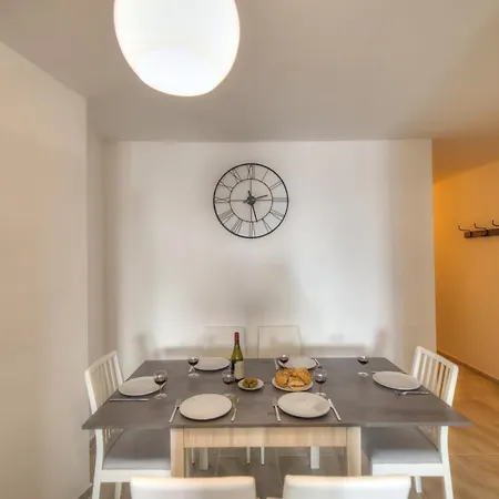 Bright And Beautifully Furnished Close To Seafront Bfra1-2