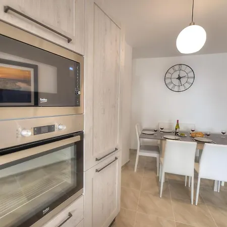 Apartment Bright And Beautifully Furnished Close To Seafront Bfra1-2 *